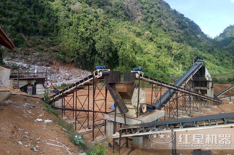 小型花岗岩破碎现场